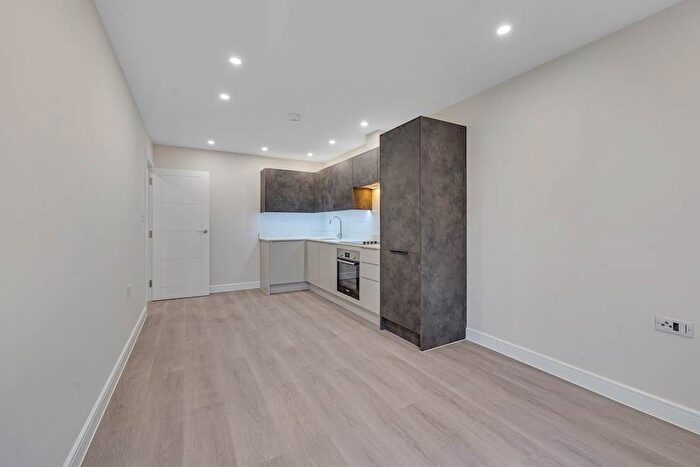 3 Bedroom Flat To Rent In High Road, London, N12