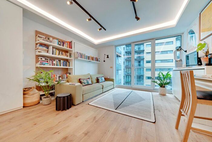 Flat To Rent In Queenstown Road, London, SW11