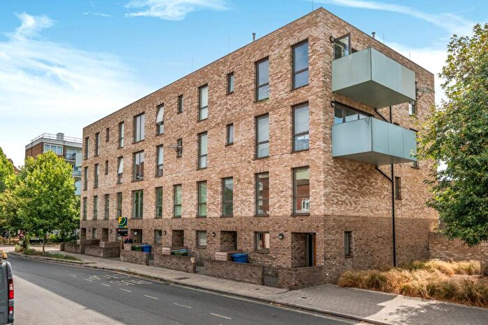 4 Bedroom Maisonette For Sale In East Street, London, SE17