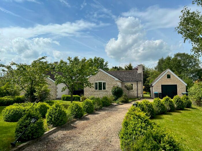 3 Bedroom Detached Bungalow For Sale In High Cogges, Witney, OX29