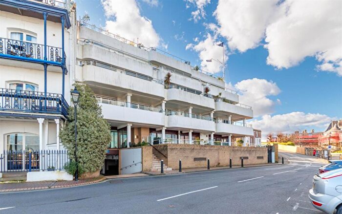 2 Bedroom Apartment To Rent In The Parade, Cowes, PO31