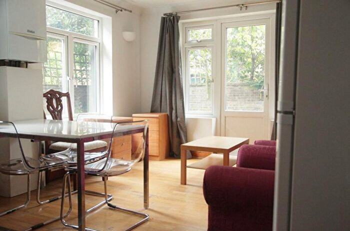 3 Bedroom Flat To Rent In Tooting Bec Road, London, SW17