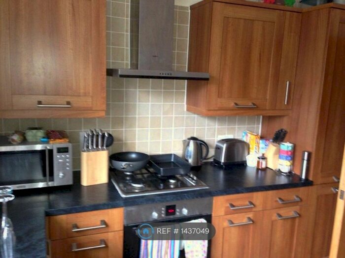 2 Bedroom Flat To Rent In Station Road, Redhill, RH1