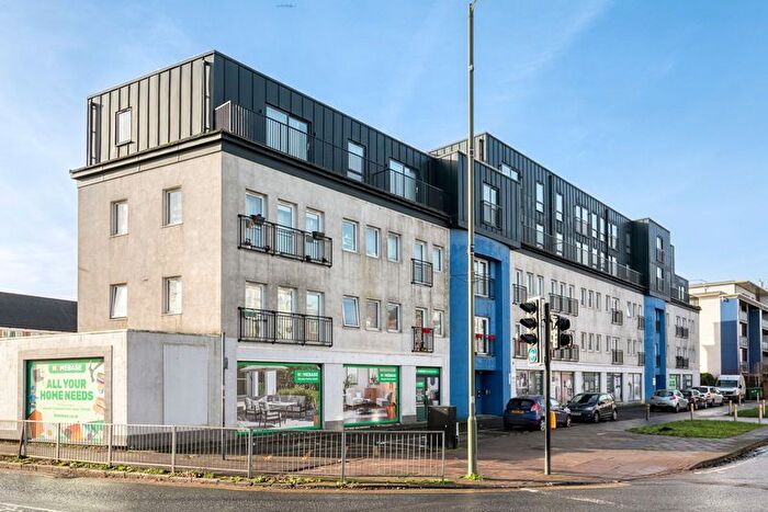 2 Bedroom Flat To Rent In Auckland House, Walton-On-Thames, KT12