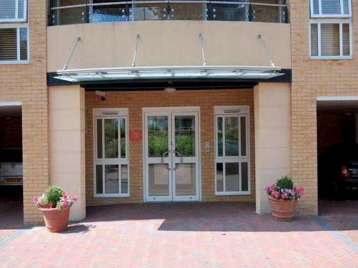 2 Bedroom Flat To Rent In Sparkes Close, Bromley, BR2