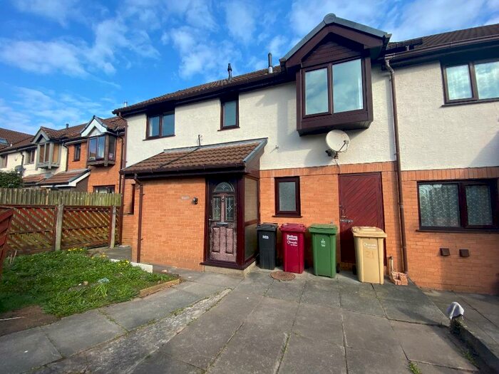 4 Bedroom Semi-Detached House To Rent In Howcroft Close, Bolton, BL1