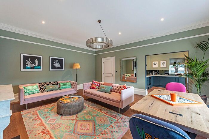 3 Bedroom Flat To Rent In Phillimore Place, London, W8