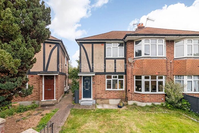 2 Bedroom Maisonette For Sale In Lawn Close, New Malden, KT3