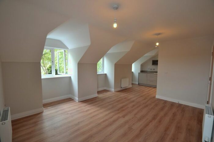 1 Bedroom Flat To Rent In Gibbs Couch, Carpenders Park, Watford, WD19