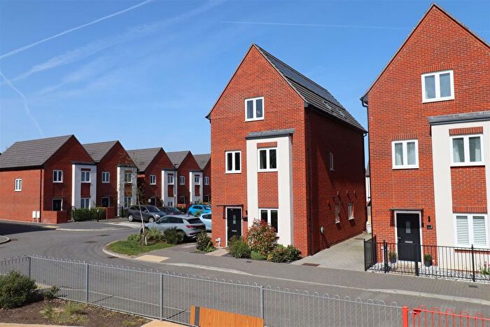 4 Bedroom Detached House For Sale In Brampton View, Farnborough, GU14