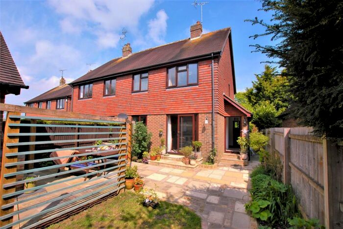 3 Bedroom Semi-Detached House For Sale In Ivy Close, Etchinghill, CT18