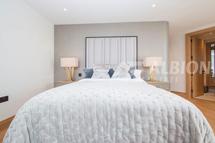 3 Bedroom Flat To Rent In Cleland House, London, SW1P