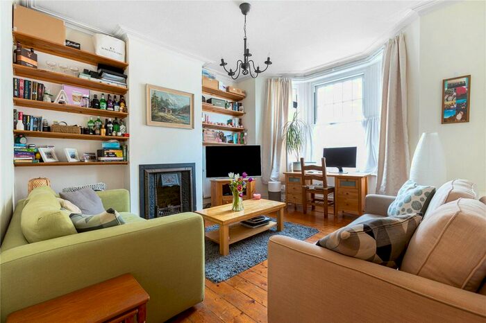 2 Bedroom Flat To Rent In Edgeley Road, Clapham, London, SW4
