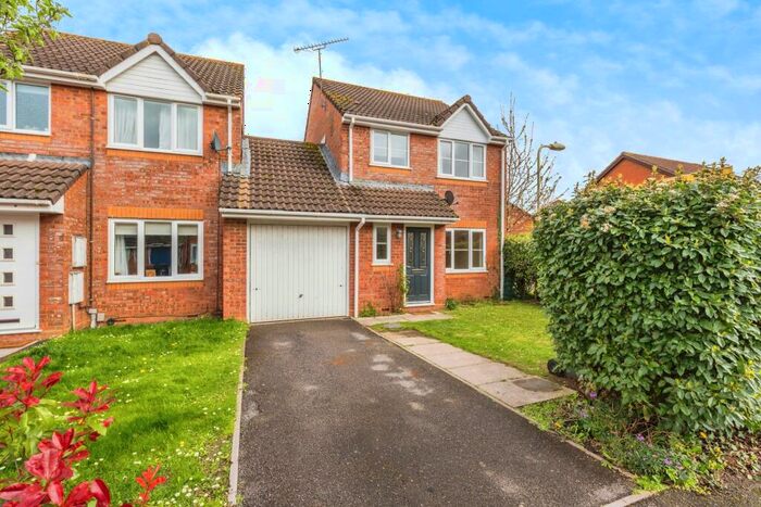 3 Bedroom Link Detached House For Sale In The Cloisters, Romsey, Hampshire, SO51