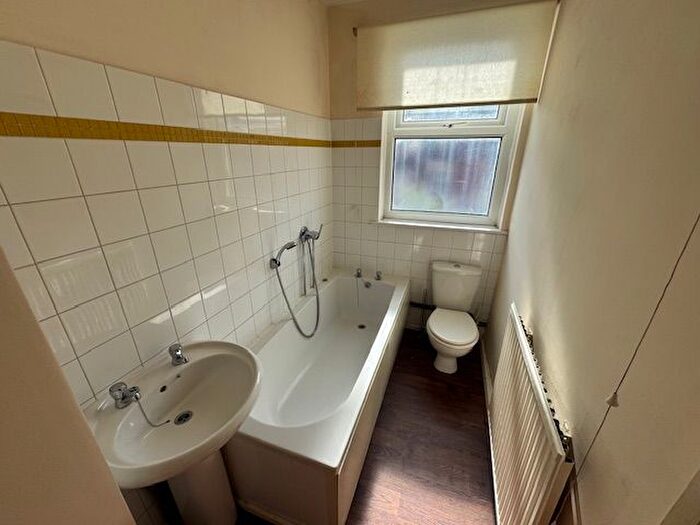 2 Bedroom Flat To Rent In Cross Green Avenue, Cross Green, Leeds, LS9
