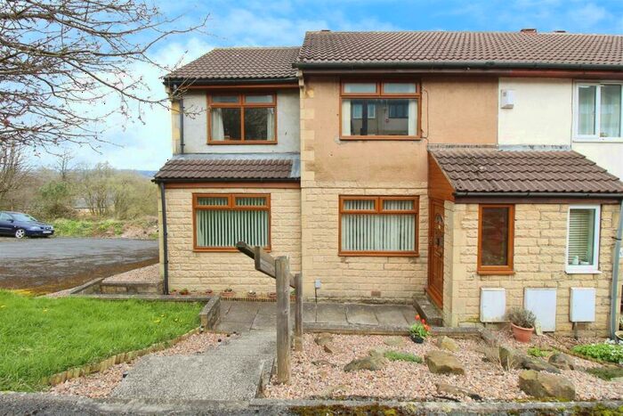 4 Bedroom End Of Terrace House For Sale In Astral View, Bradford, BD6