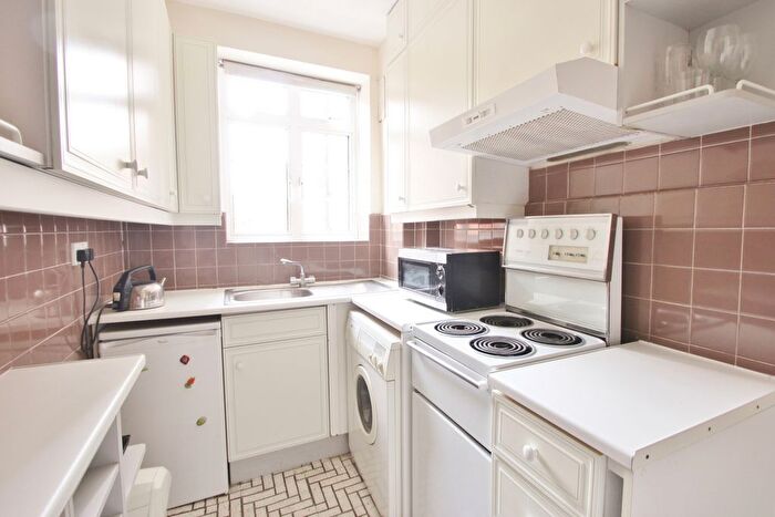 2 Bedroom Flat To Rent In Latymer Court, Hammersmith Road, Hammersmith, W6