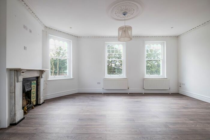 3 Bedroom Flat To Rent In Half Moon Lane, Herne Hill, London, SE24