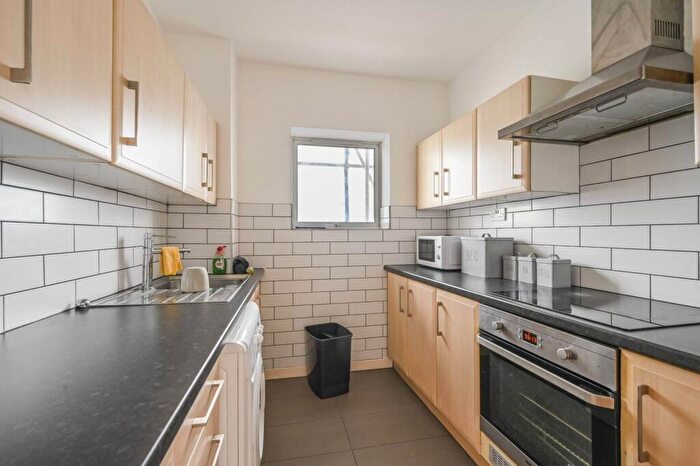 2 Bedroom Flat To Rent In Riverview Court, Isle Of Dogs, London, E14