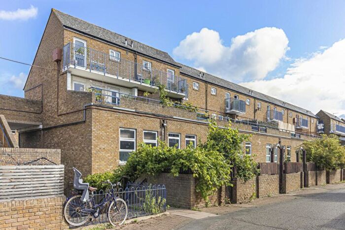 1 Bedroom Maisonette For Sale In Broke Walk, London, E8
