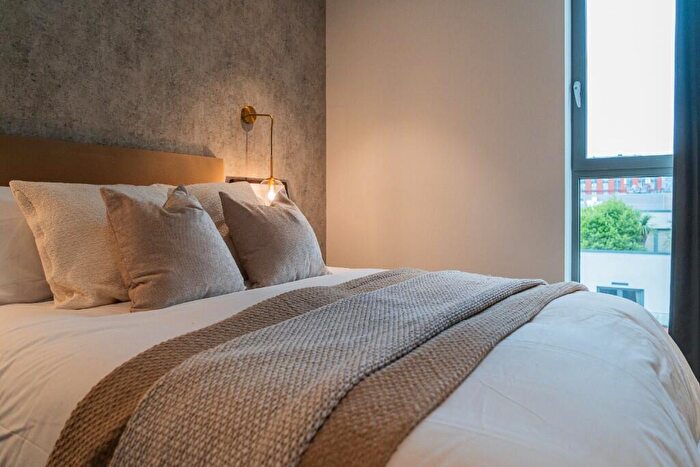 2 Bedroom Apartment To Rent In Large -bed, Bendix Street, Manchester, Greater Manchester, M4