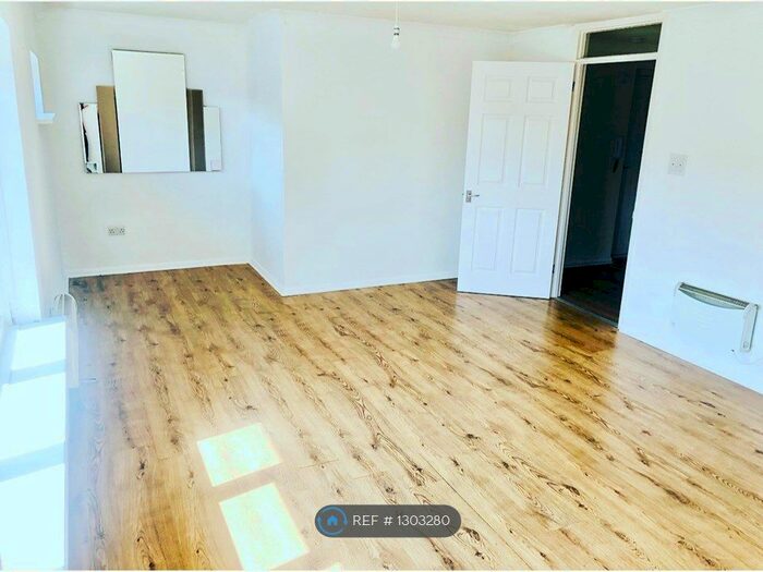 1 Bedroom Flat To Rent In Ashwood Avenue, Rainham RM13