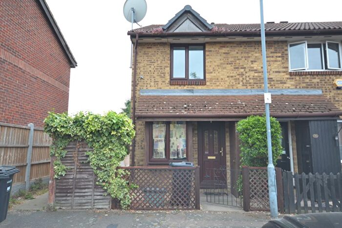1 Bedroom Semi Detached House For Sale In Sapphire Close, Dagenham, RM8