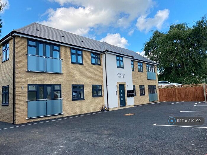 2 Bedroom Flat To Rent In Roe Green Close, Hatfield, AL10