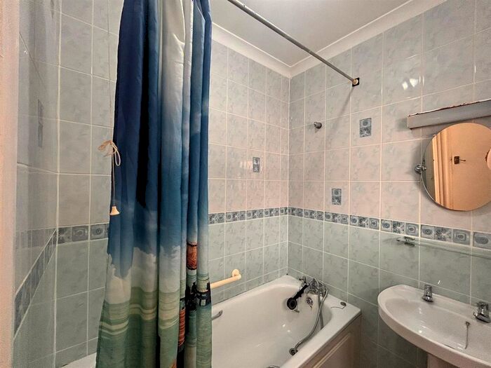 2 Bedroom Property To Rent In Sutton Lane, Langley, Slough, SL3