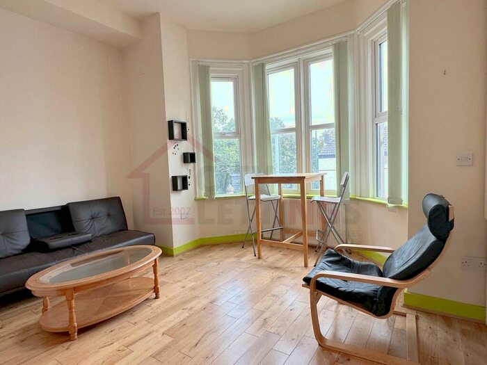 2 Bedroom Flat To Rent In Waverley Street, Nottingham, NG7