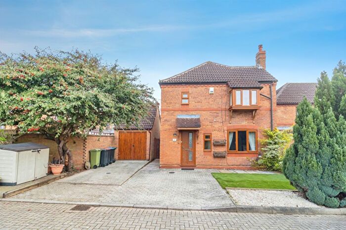 3 Bedroom Detached House For Sale In Beechfern, Walnut Tree, Milton Keynes, MK7