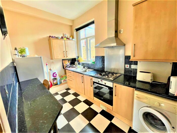 1 Bedroom Flat To Rent In Balham High Road, Tooting Bec, London, SW17