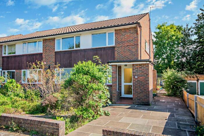 2 Bedroom Maisonette To Rent In Wellington Road, Hatch End, HA5