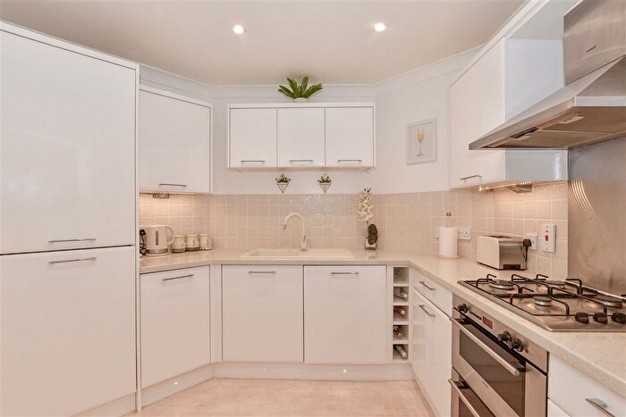 2 Bedroom Flat For Sale In The Lakes, Larkfield, Kent, ME20
