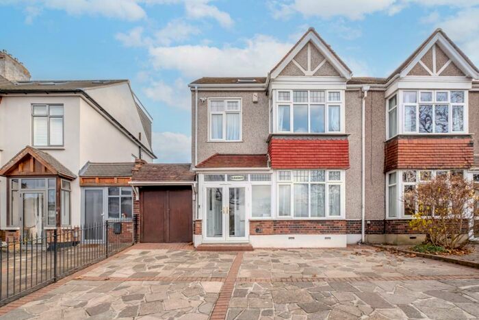 4 Bedroom House To Rent In Baring Road London, SE12