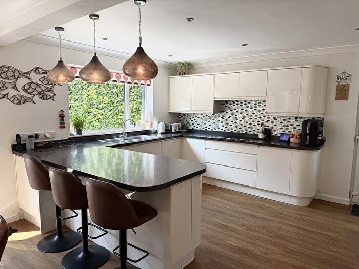 3 Bedroom Detached House For Sale In Roman Road, Broadstone, BH18 - Photo 9