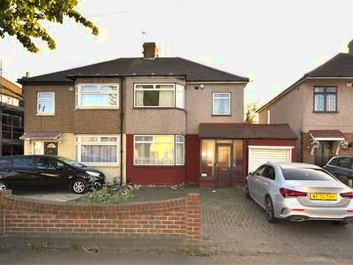 3 Bedroom Terraced House To Rent In Rainham Road, Rainham, RM13