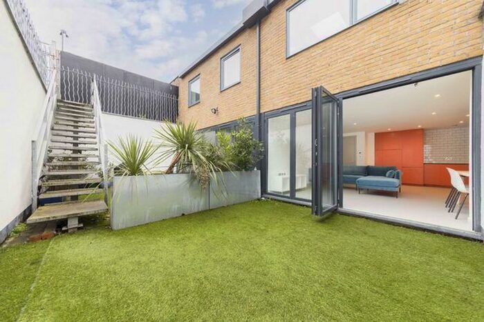 2 Bedroom Flat To Rent In Victoria Park Road, London, E9