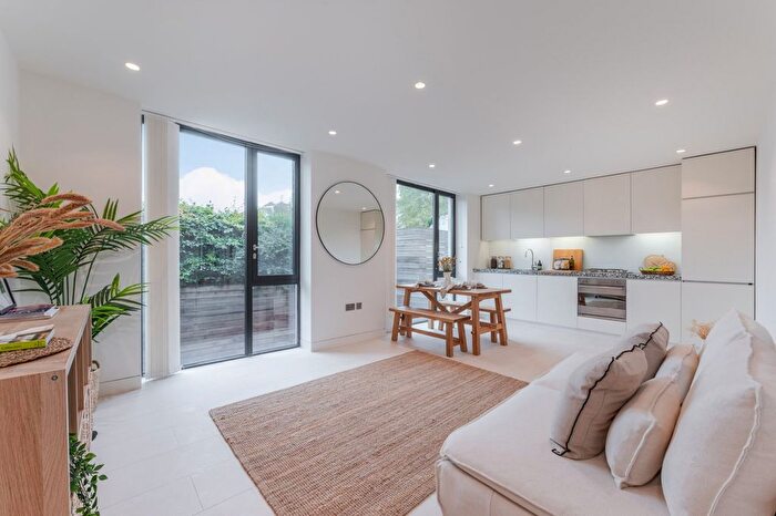 2 Bedroom Flat To Rent In Oval Road, London, NW1