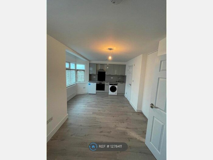 Studio To Rent In Great Cambridge Road, London N18