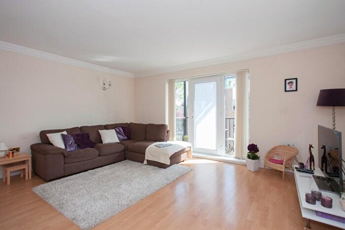 2 Bedroom Flat To Rent In Hoptree Close, N12