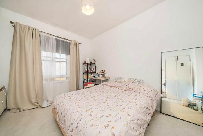 1 Bedroom Flat For Sale In Bridle Close, Kingston Upon Thames, KT1