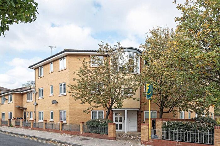 3 Bedroom Flat To Rent In Felstead Street, Hackney Wick, London, E9