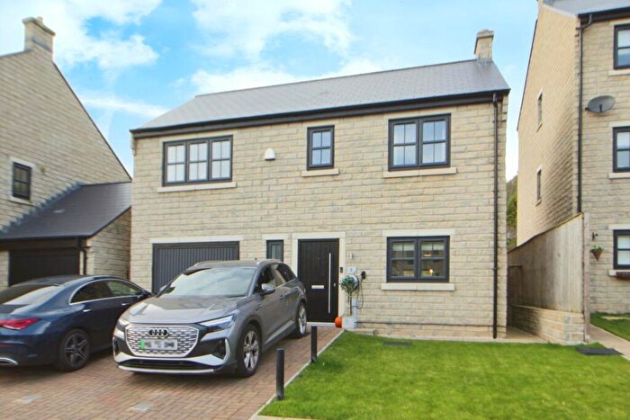 3 Bedroom Detached House For Sale In Hawkshead Road, Glossop, Derbyshire, SK13