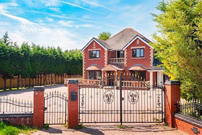 5 Bedroom Detached House For Sale In Wigan Road, Leyland, PR25