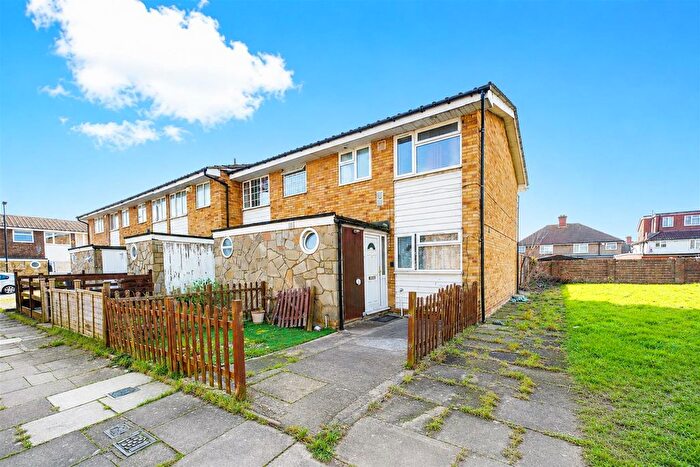 3 Bedroom End Terrace House For Sale In Beechcroft Close, Heston, TW5