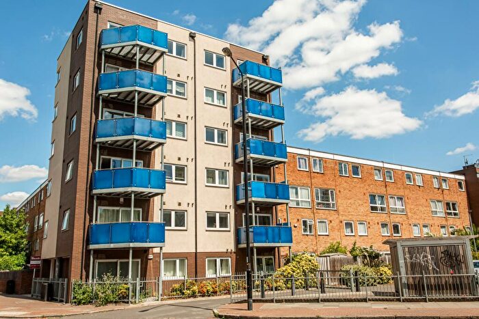 2 Bedroom Flat To Rent In Sullivan Court, Mile End, E3