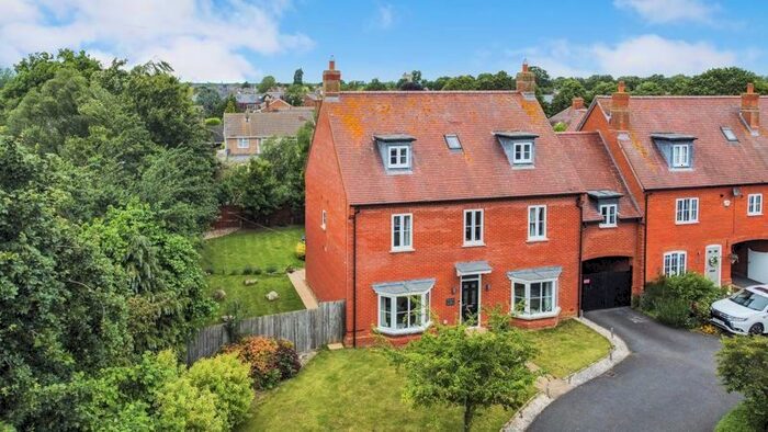 5 Bedroom Link Detached House For Sale In The Dairy, Henlow, SG16