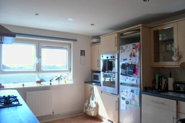 2 Bedroom Flat To Rent In Rogers Walk, Woodside Park, N12