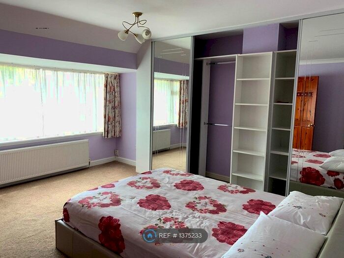 4 Bedroom Semi-Detached House To Rent In Haslucks Green Road, Shirley, Solihull, B90